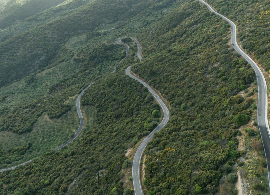kronkelende bergweg in Griekenland