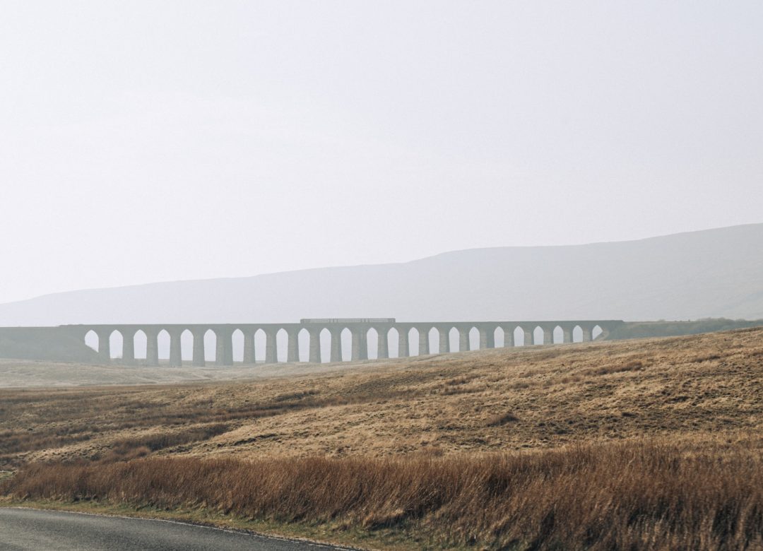 uitzicht op het bekende ribblehead viaduct